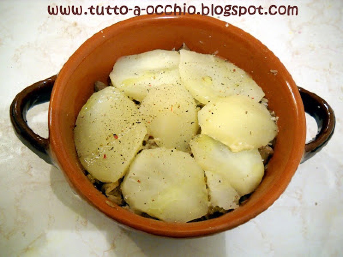 Freddo febbraio! - Spezzatino di maiale e verze in cocotte con coperchio di patate - foto 2