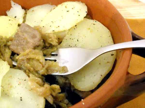 Freddo febbraio! - Spezzatino di maiale e verze in cocotte con coperchio di patate