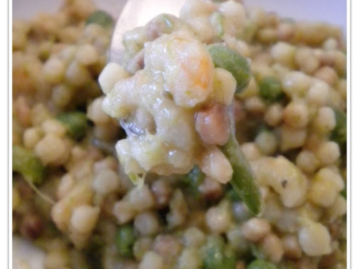 Fregola agli asparagi, piselli e gamberetti, profumata al timo