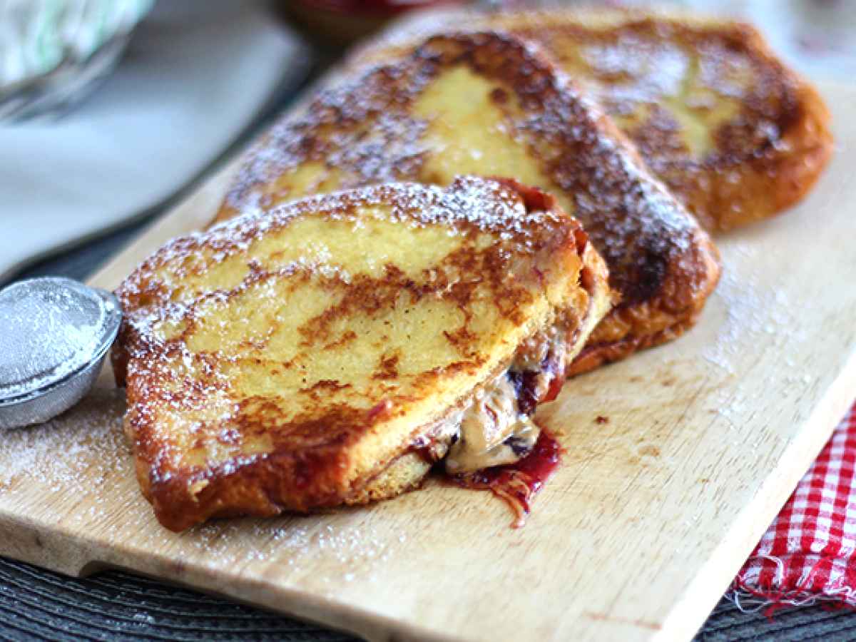 French toast con burro di arachidi e confettura di frutti rossi