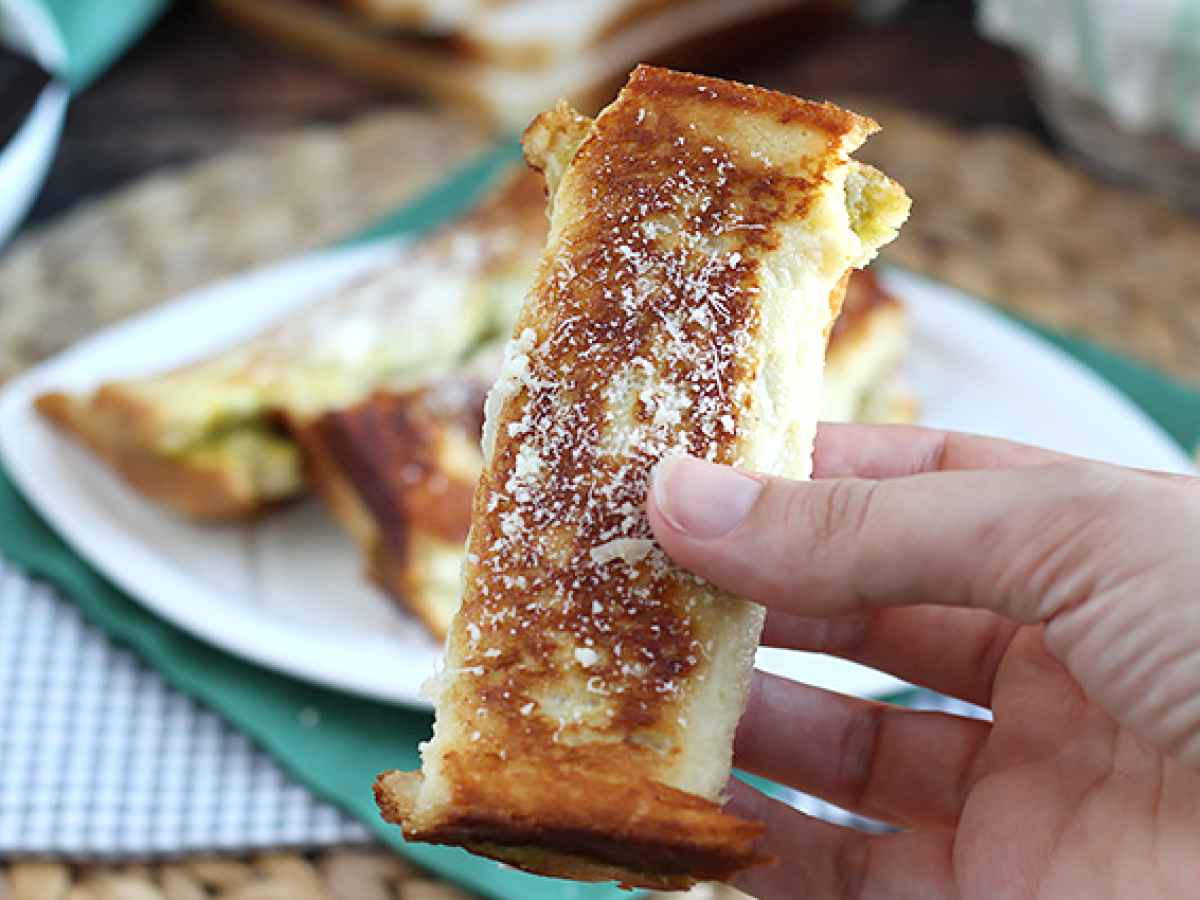 French toast salato al pesto, la ricetta facile per una cena veloce e sfiziosa Ricetta Petitchef