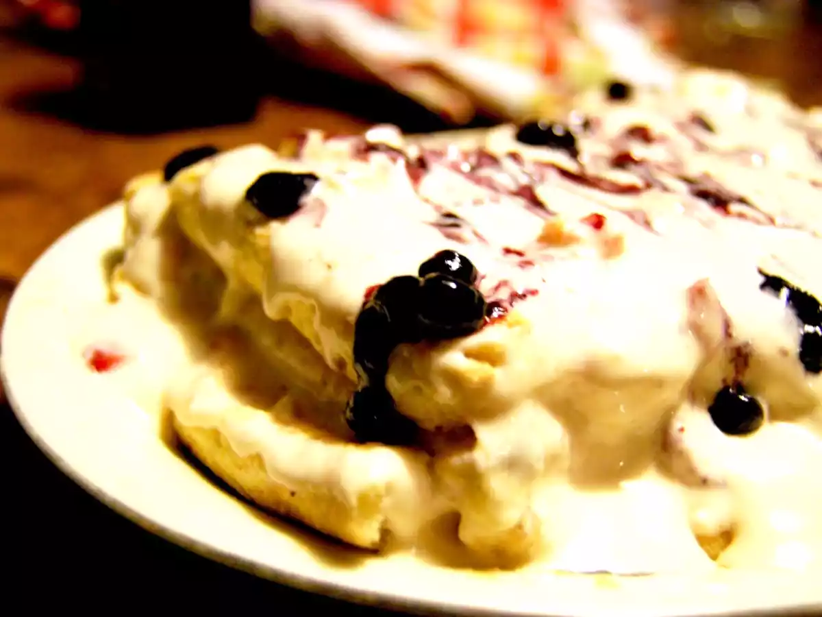 Fresco Tiramisù alle fragole e banane