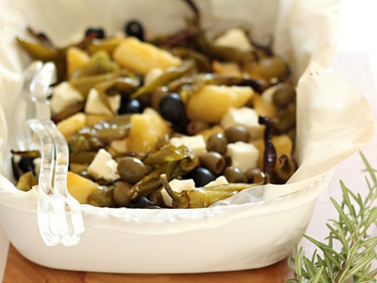 Friggitelli, patate e olive con dadi di feta