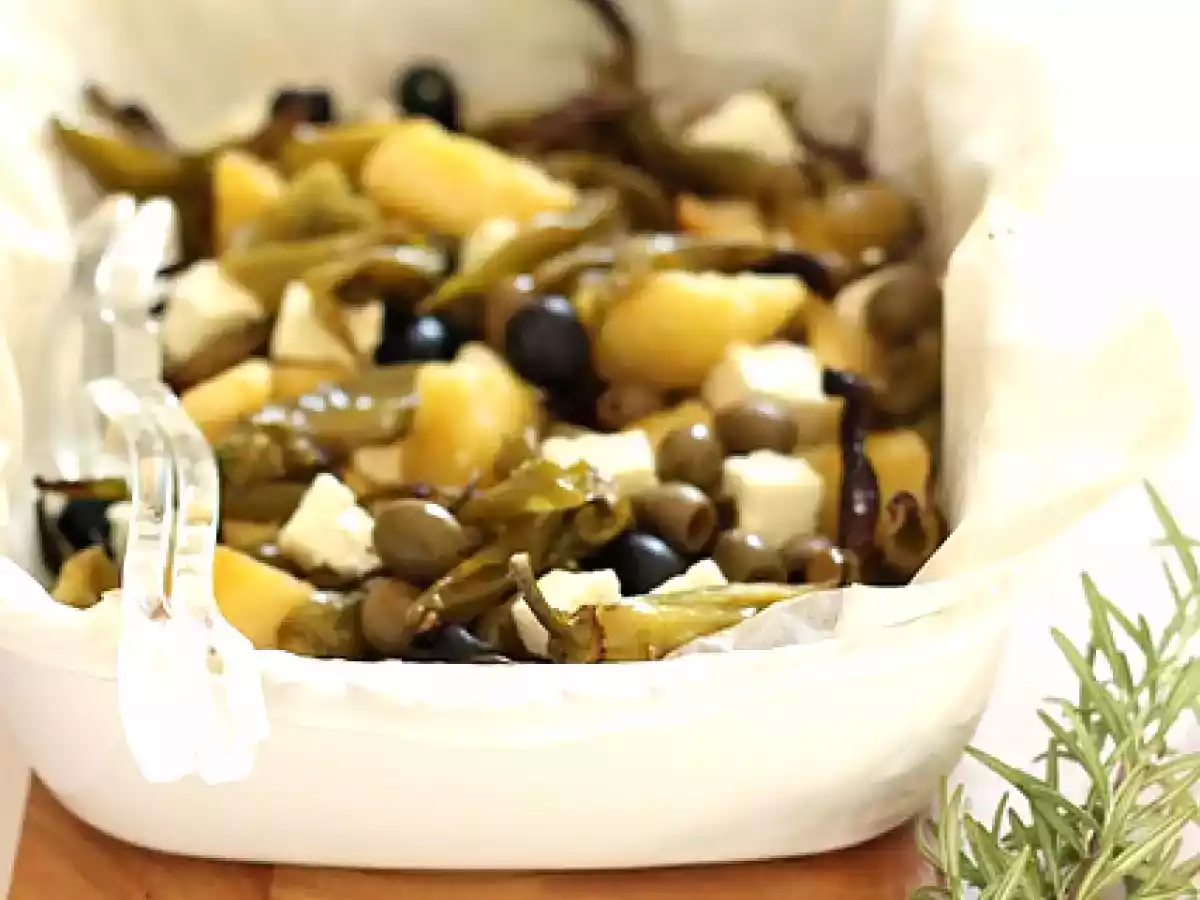 Friggitelli, patate e olive con dadi di feta