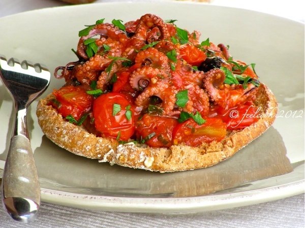 Friselle con polipetti al pomodoro