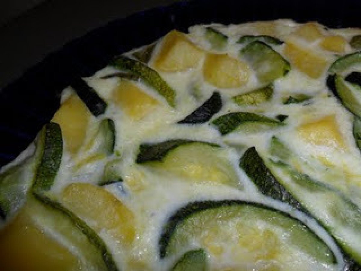 FRITTATA BIANCA DI ZUCCHINE E PATATE PROFUMATA AL BASILICO - foto 2