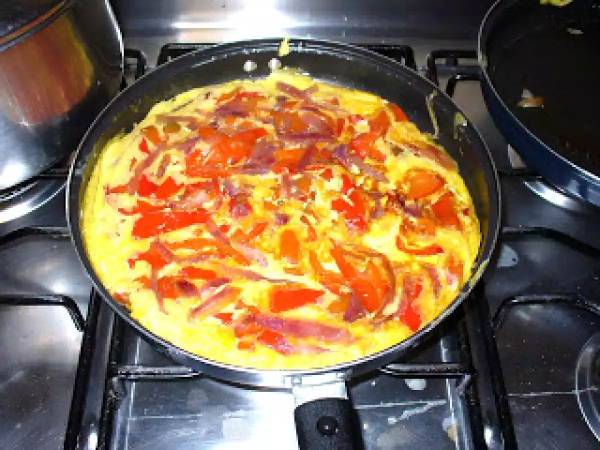 Frittata con cipolla e peperoni: ricetta facile e gustosa da servire come secondo piatto