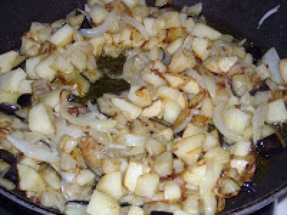 FRITTATA CON MELANZANE E PATATE - Omelet with eggplants and potatoes - foto 4