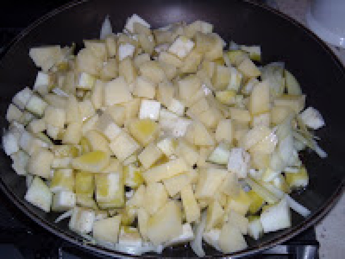 FRITTATA CON MELANZANE E PATATE - Omelet with eggplants and potatoes - foto 8