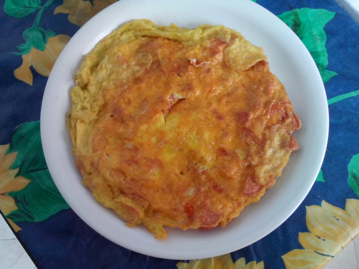Frittata con wurstel e formaggio filante