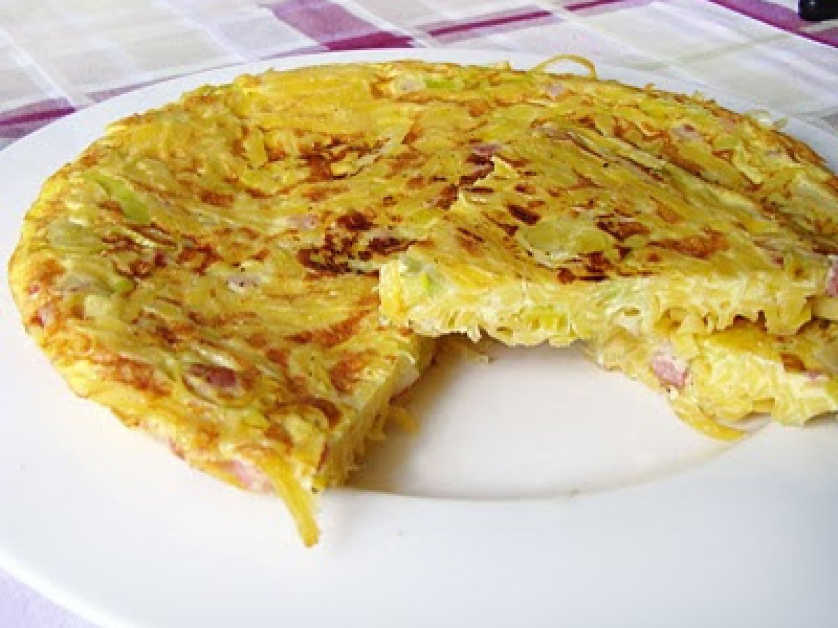 FRITTATA DI PASTA CON PORRI E PANCETTA