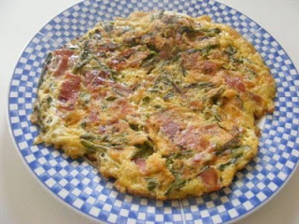 Frittata di primavera con asparagi e prosciutto crudo