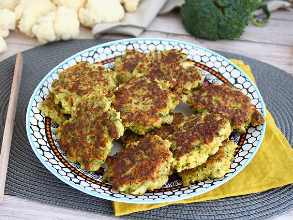 Frittelle di cavolfiore e broccoli aromatizzate al curry