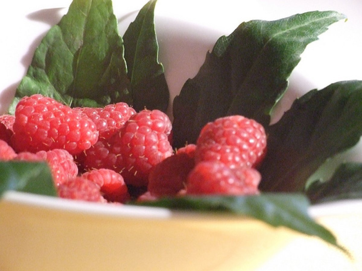 Frittelle di formaggi con salsa caramellata ai frutti di bosco e insalatina di stagione - foto 3