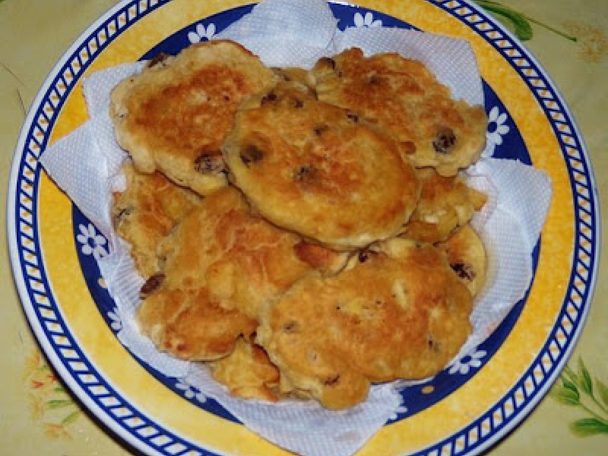 Frittelle di mele con uvetta e pinoli
