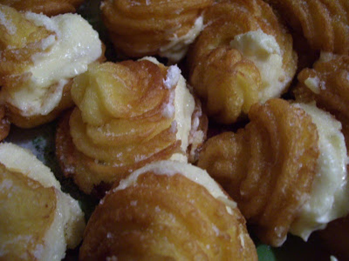 Frittelle di pasta choux con crema chantilly