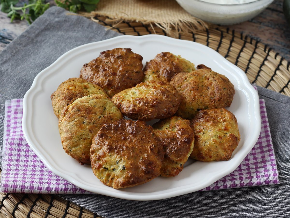 Frittelle di zucchine e feta in friggitrice ad aria - foto 2