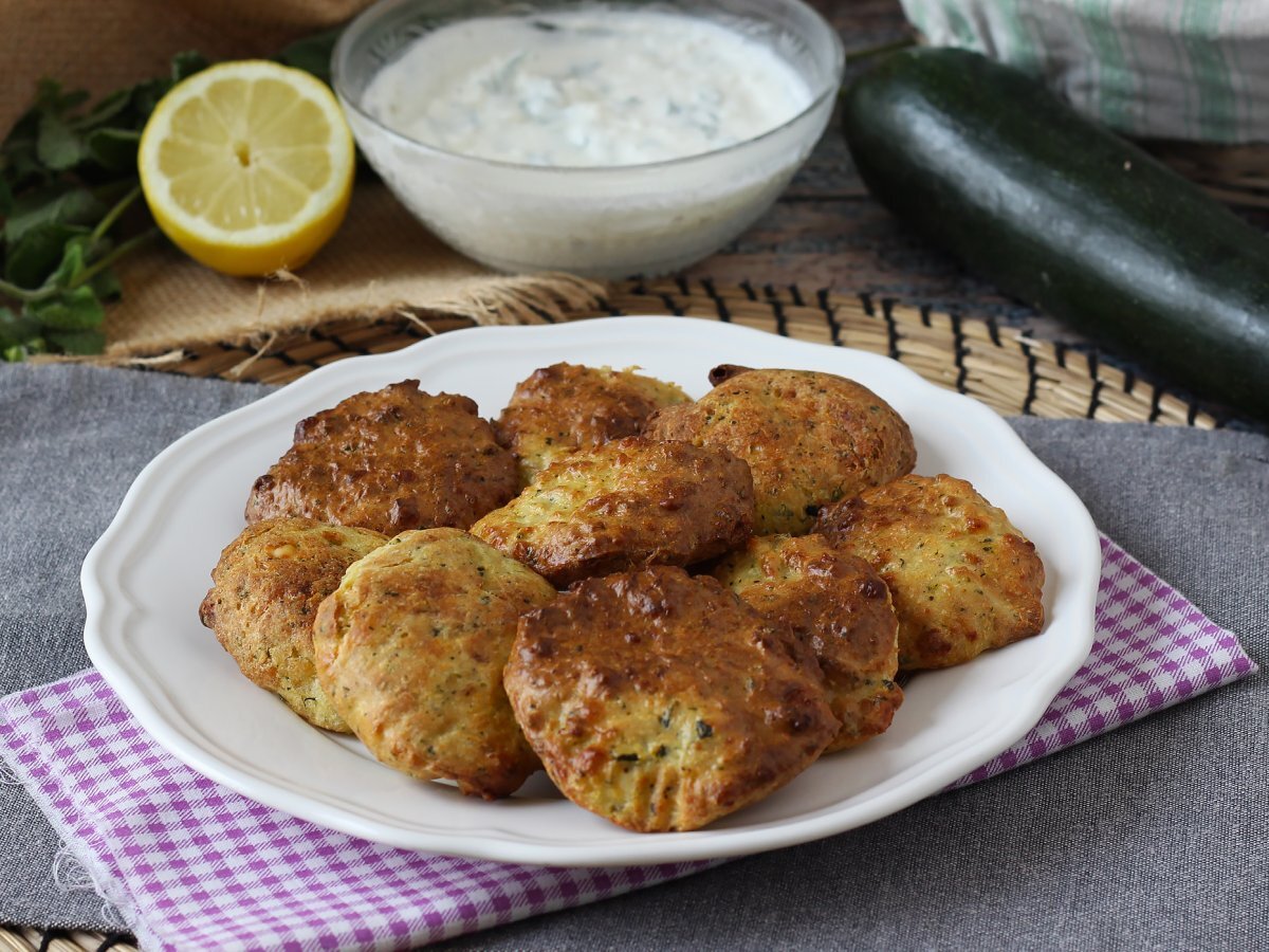 Frittelle di zucchine e feta in friggitrice ad aria - foto 4