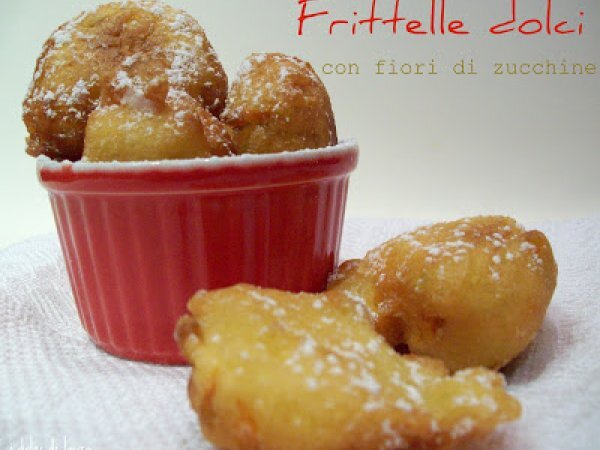 Frittelle dolci con fiori di zucchine