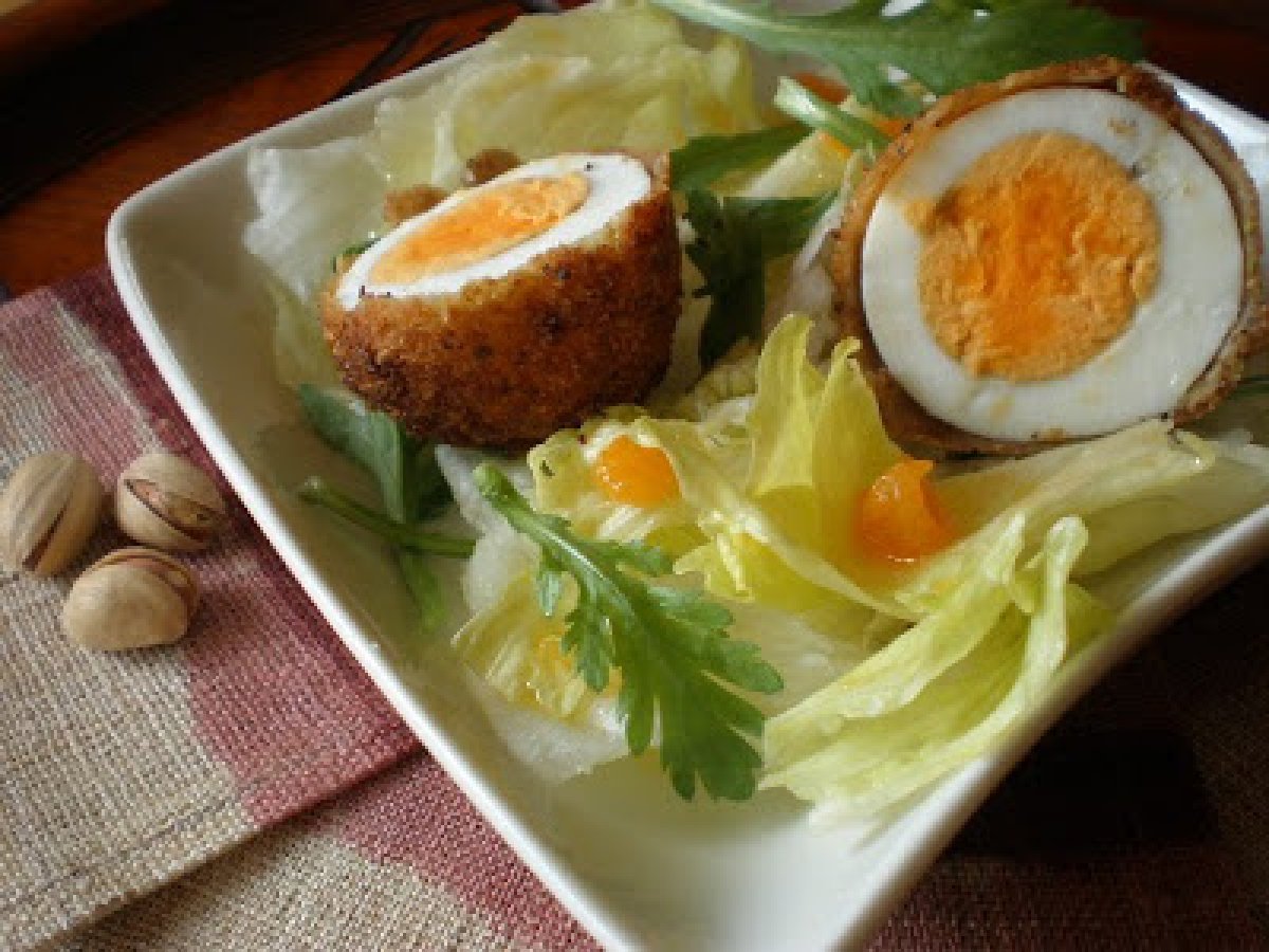 Frittura di uova sode con granella di pistacchio e mandorle