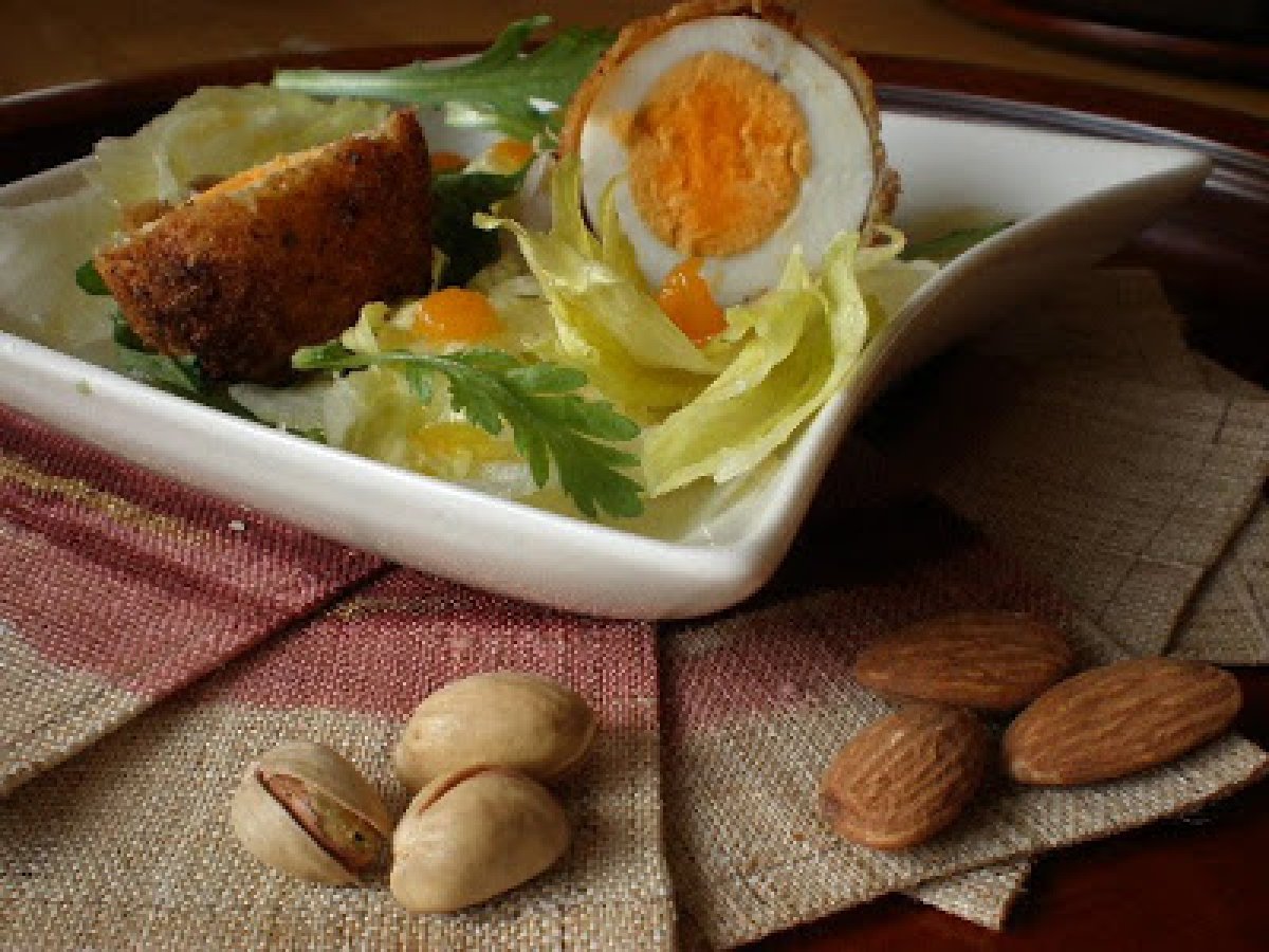 Frittura di uova sode con granella di pistacchio e mandorle - foto 2