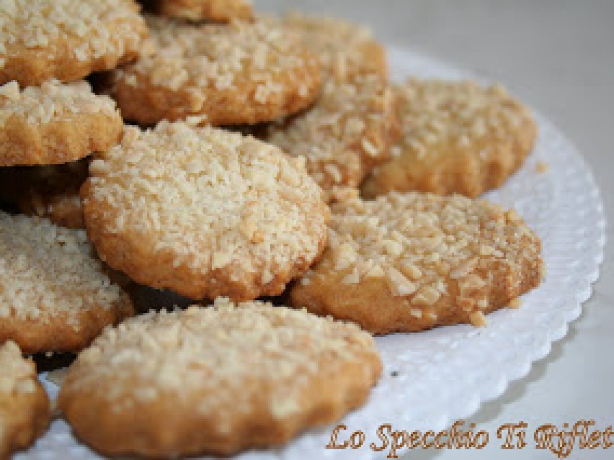 FROLLINI CON GRANELLA DI MANDORLE E COCCO