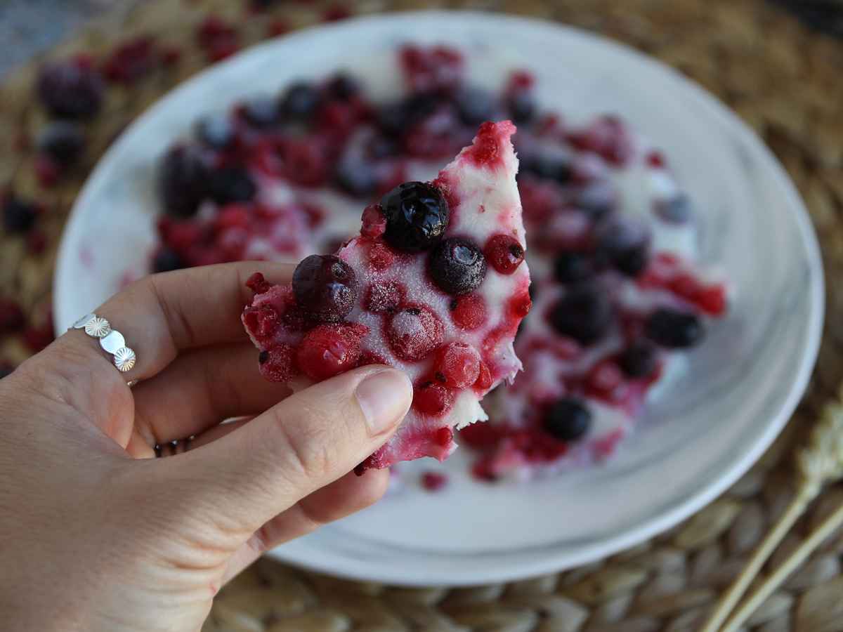 Frozen Yogurt Bark, le barrette di Yogurt gelato ai frutti rossi