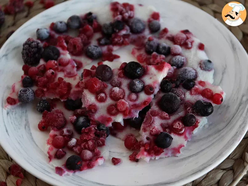 Frozen Yogurt Bark, le barrette di Yogurt gelato ai frutti rossi - foto 2