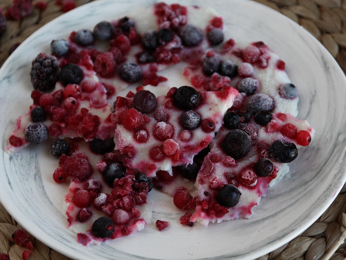 Frozen Yogurt Bark, le barrette di Yogurt gelato ai frutti rossi - foto 2