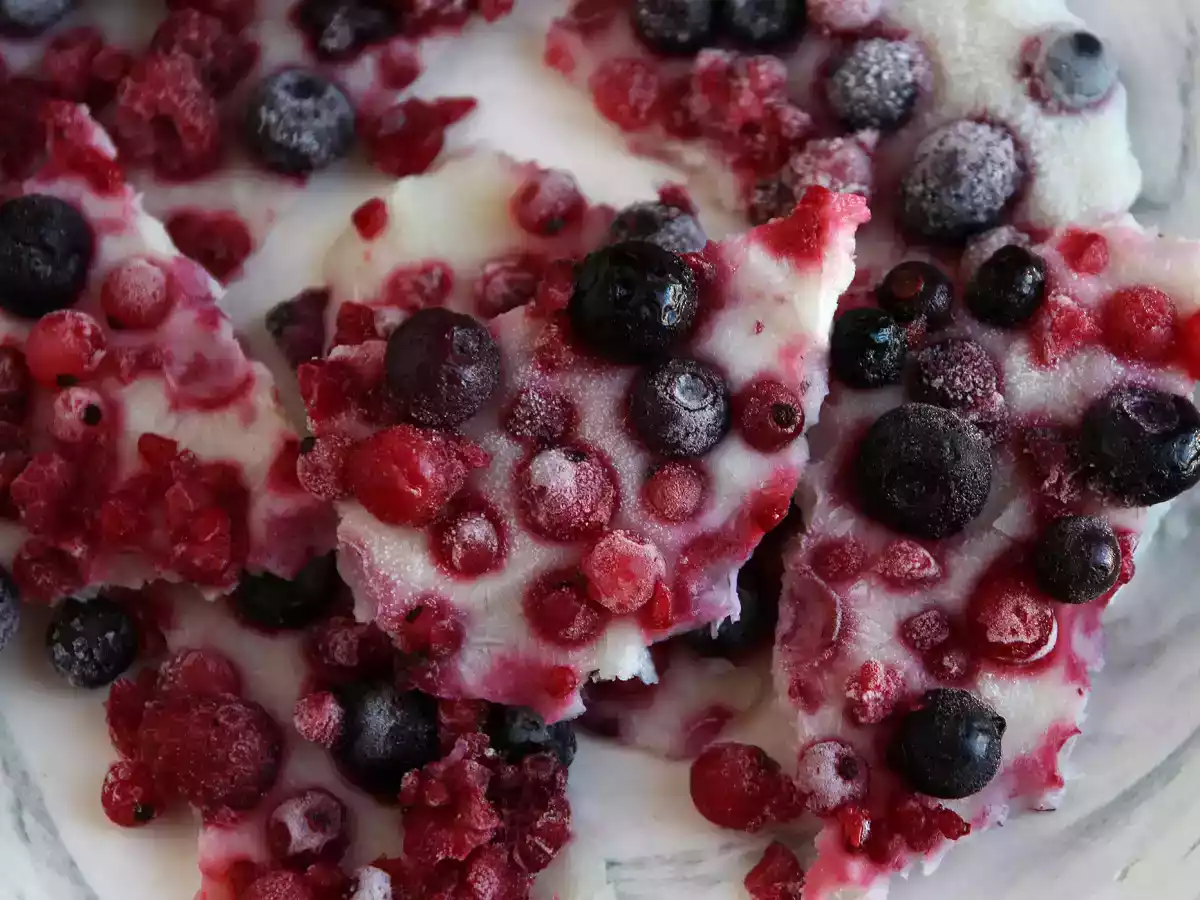 Frozen Yogurt Bark, le barrette di Yogurt gelato ai frutti rossi - foto 3