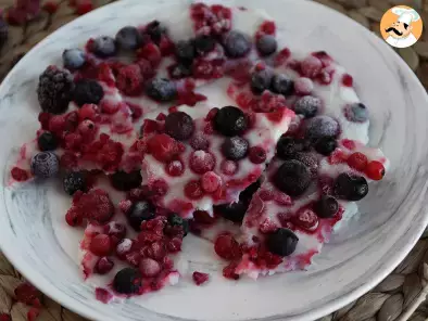 Frozen Yogurt Bark, le barrette di Yogurt gelato ai frutti rossi - foto 2