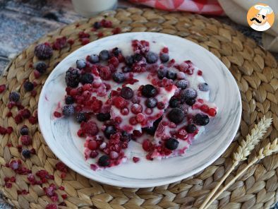 Frozen Yogurt Bark, le barrette di Yogurt gelato ai frutti rossi - foto 4