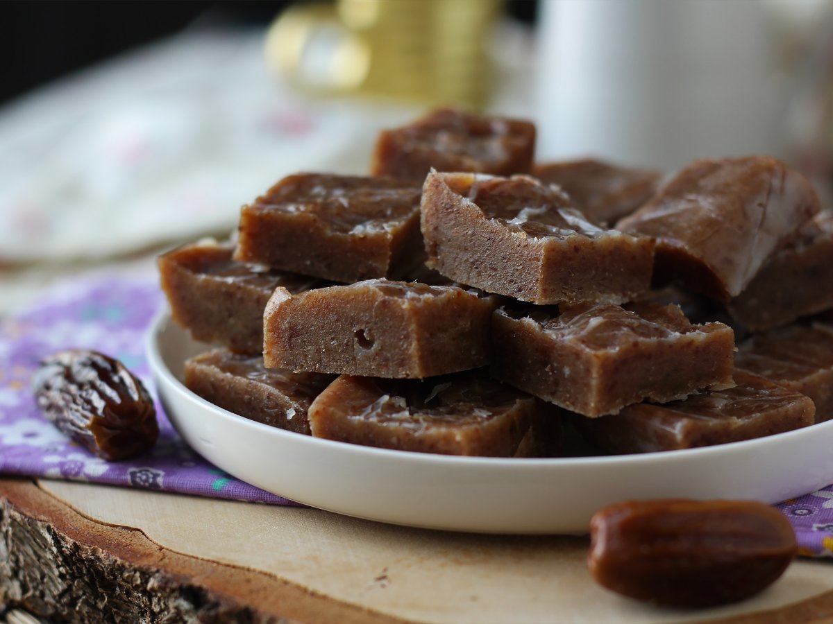 Fudge ai datteri: un’esplosione di gusto ed energia in ogni morso!
