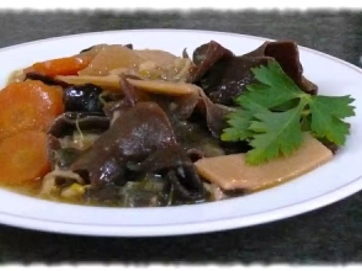 Funghi neri e germogli di bambù