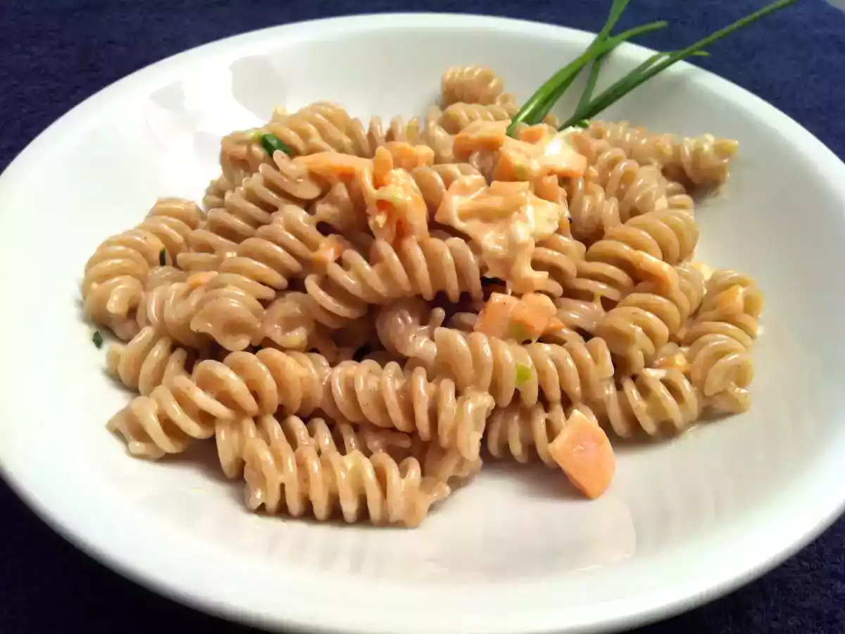 Fusilli al farro con pompelmo rosa e salmone