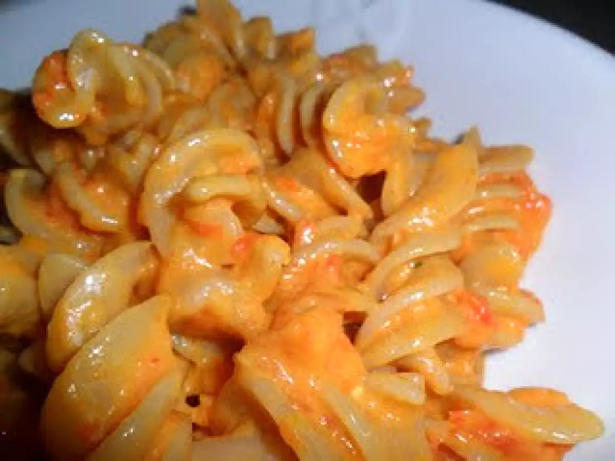 Fusilli al pesto di peperoni: ricetta cremosa, profumata e semplice da preparare