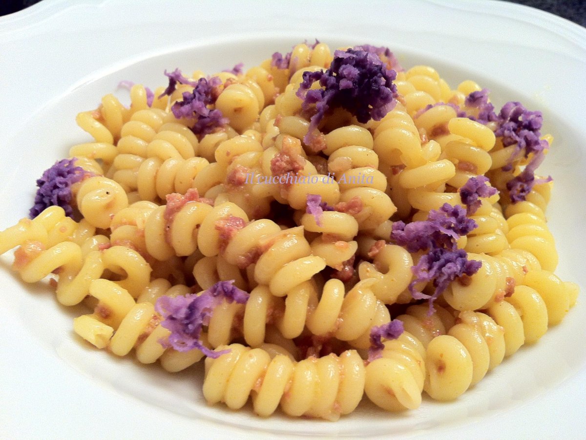 Fusilli al prosciutto di Parma, porto e patata viola