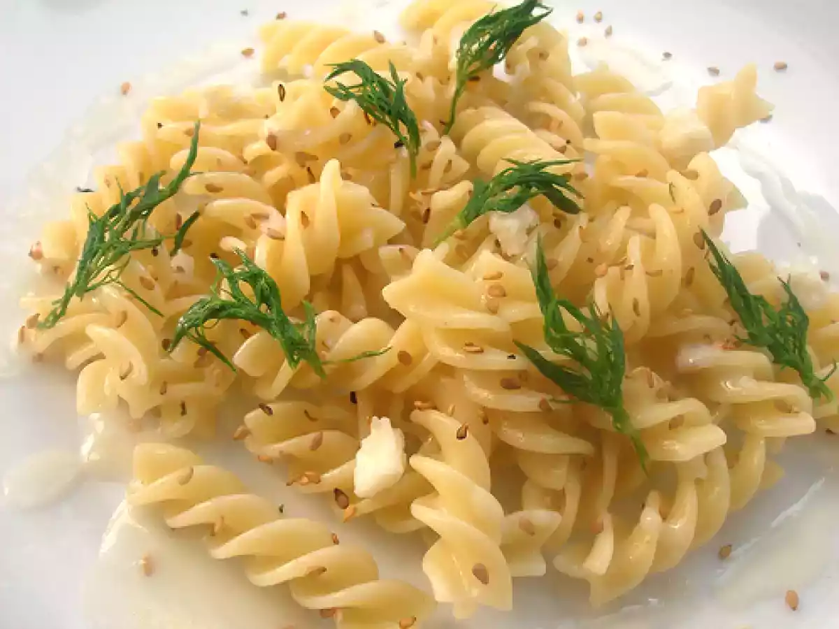 Fusilli al taleggio, barbe di finocchi e sesamo