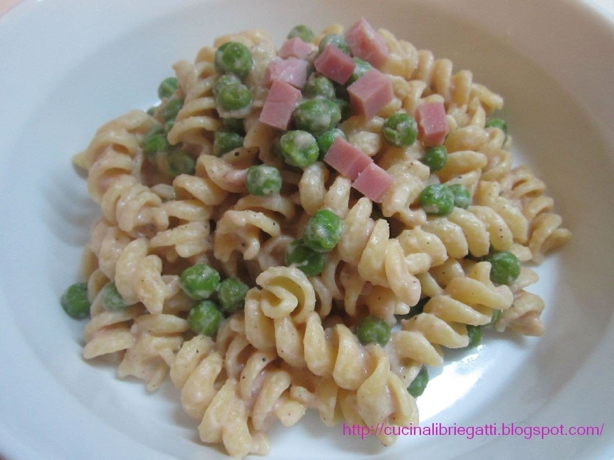 Fusilli alla crema di prosciutto cotto e piselli