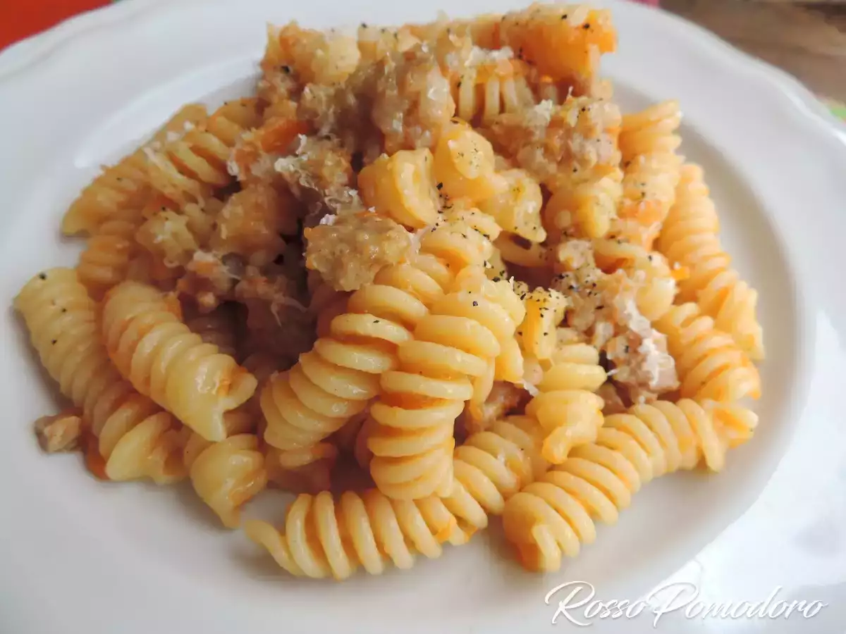 Fusilli alla crema di zucca e salsiccia: ricetta cremosa e saporita pronta in pochi minuti