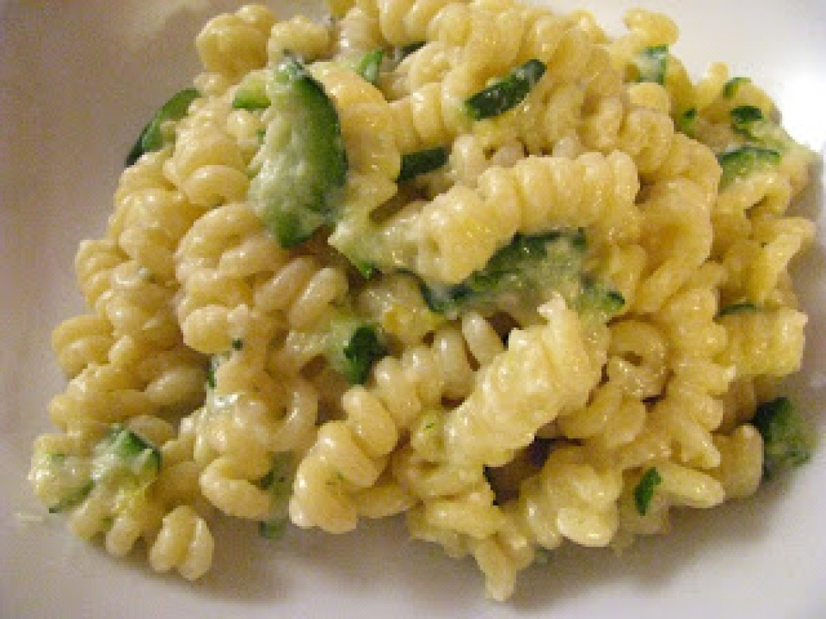 Fusilli bucati con mascarpone, zola, zucchine e anacardi
