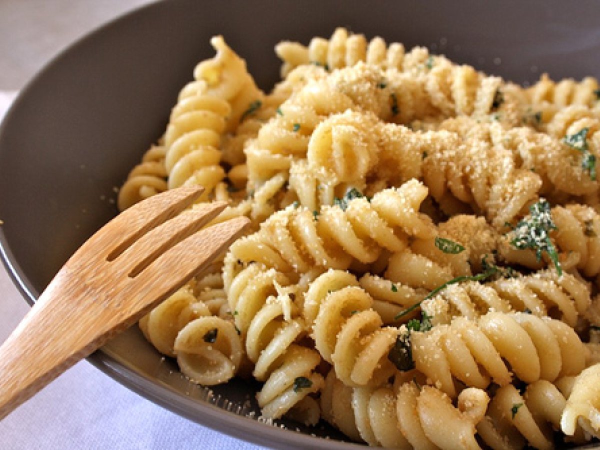 Fusilli con alici piccanti e pangrattato