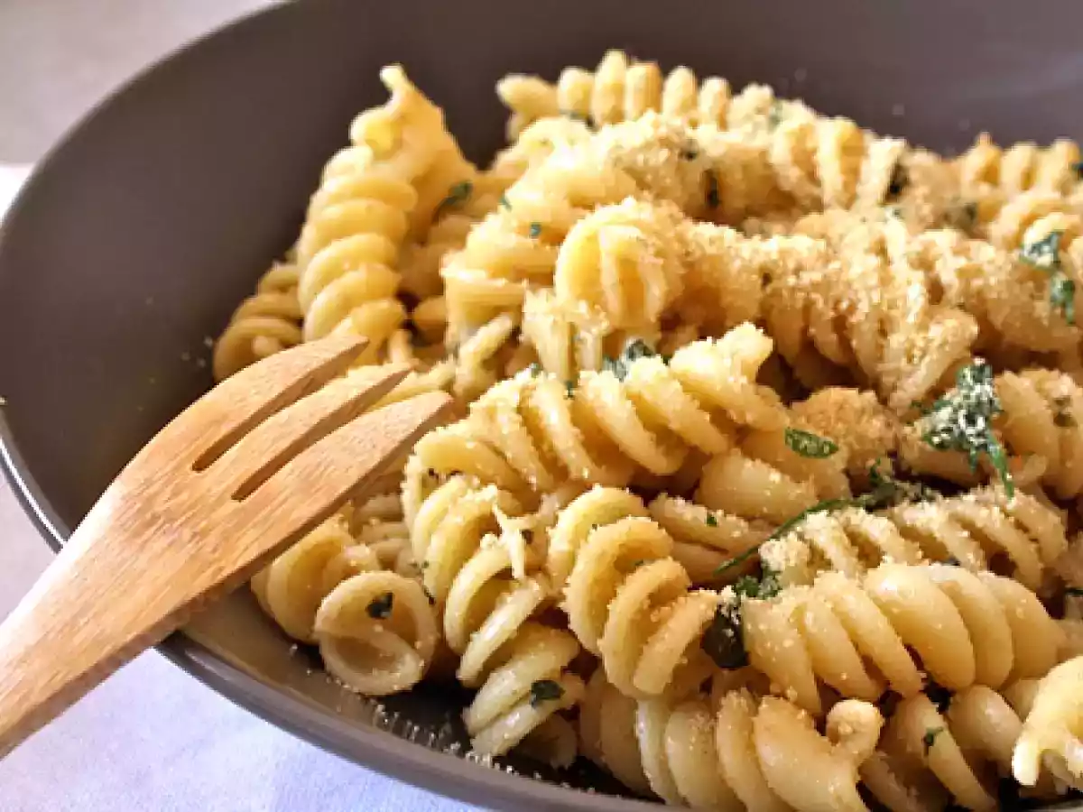 Fusilli con alici piccanti e pangrattato