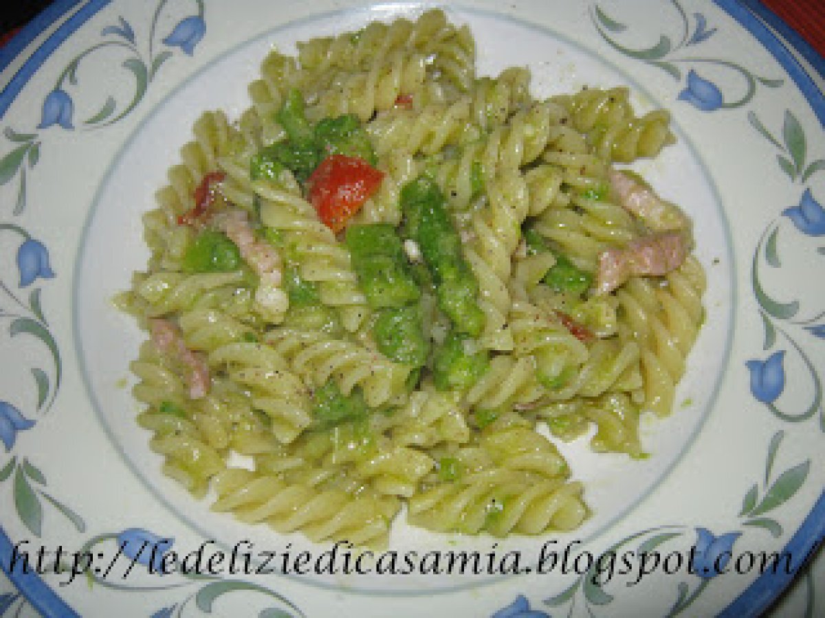 Fusilli con asparagi, pancetta e pomodorini