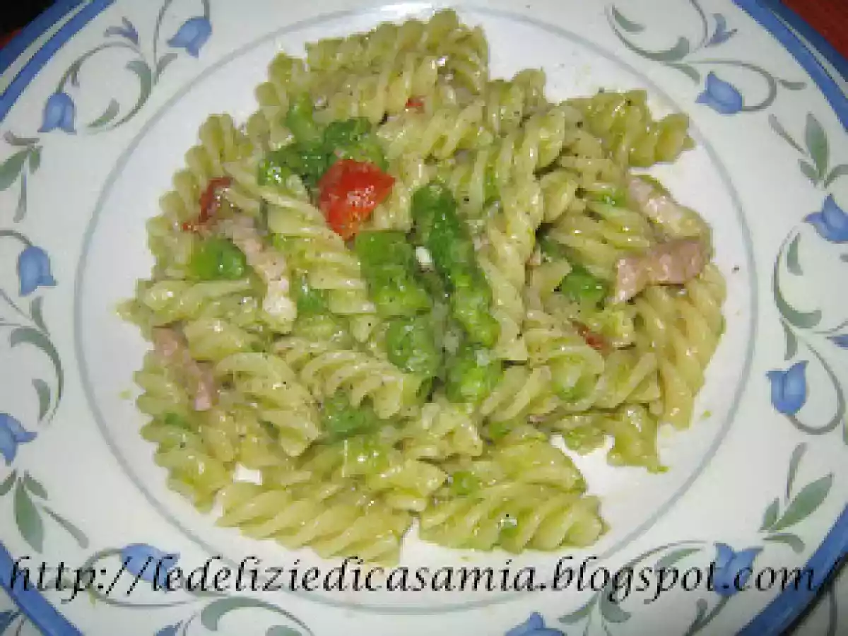 Fusilli con asparagi, pancetta e pomodorini