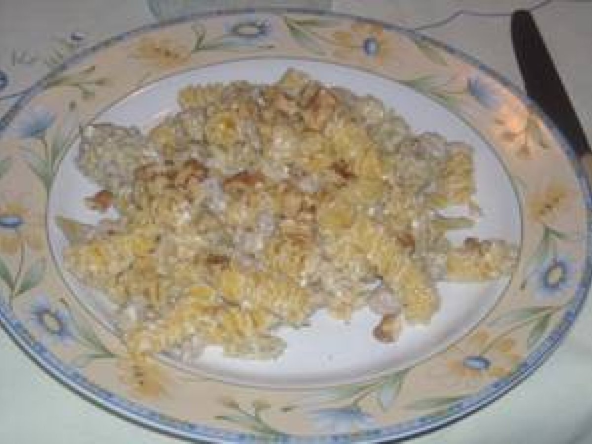 FUSILLI CON BROCCOLI, SALSICCIA E RICOTTA