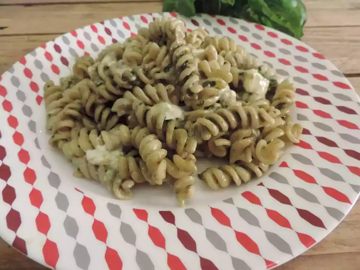 Fusilli con crema di basilico e stracciatella di bufala
