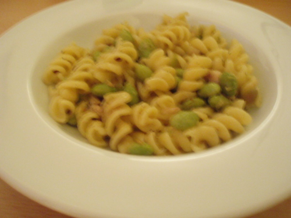 Fusilli con fave fresche e sgombro