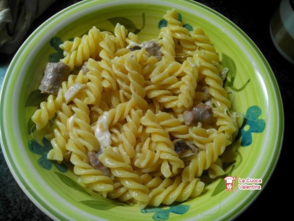 Fusilli con funghi salsiccia e scamorza affumicata