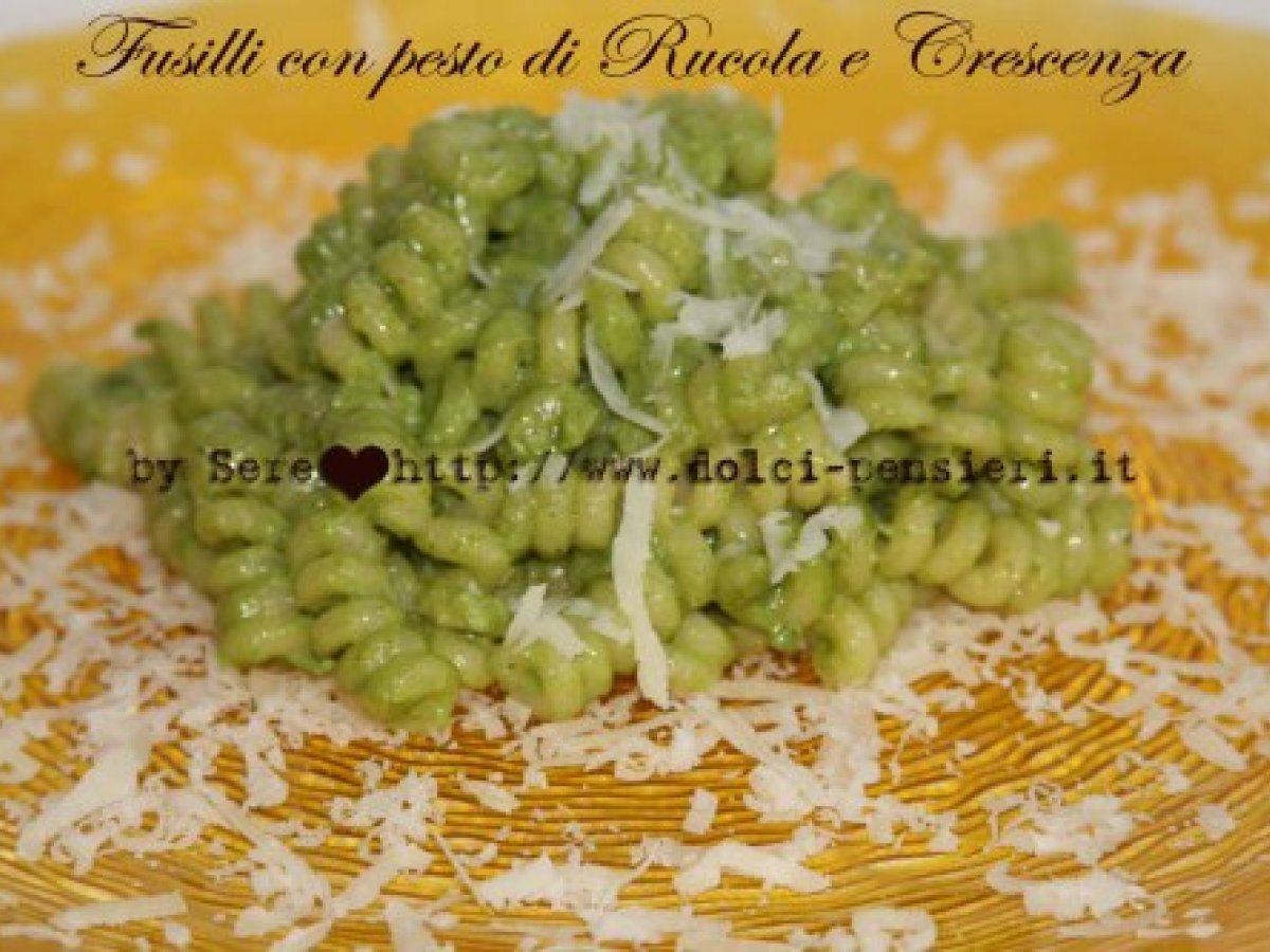 FUSILLI CON PESTO DI RUCOLA E CRESCENZA secondo